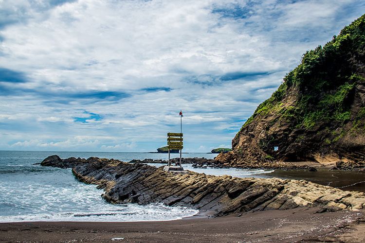 Pantai Watu Ulo