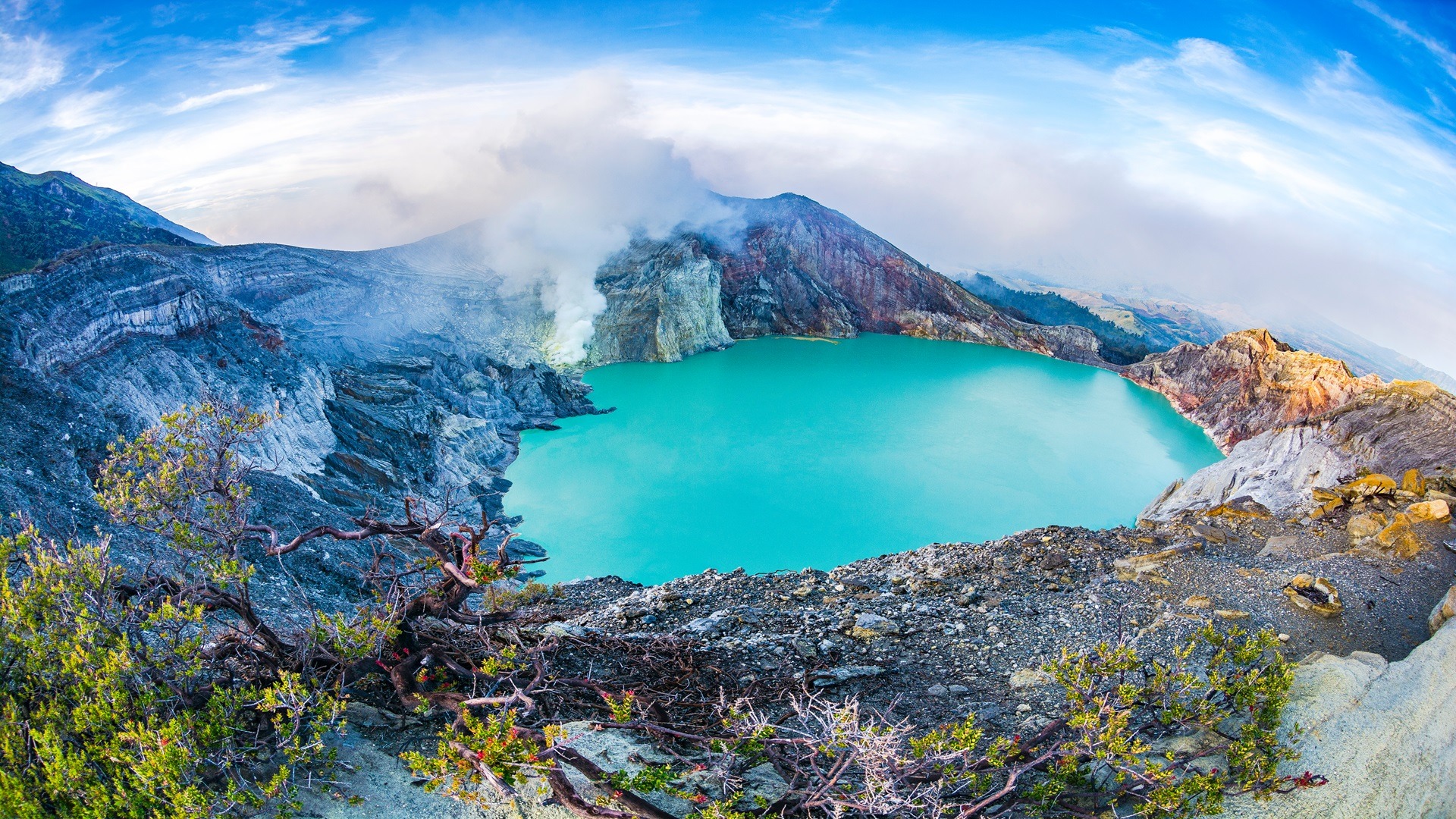 Danau kawah berwarna toska di Kawah Ijen Banyuwangi