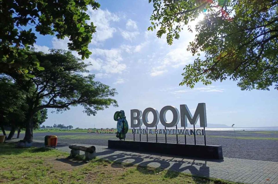Suasana Pantai Boom Marina Banyuwangi dengan latar Selat Bali