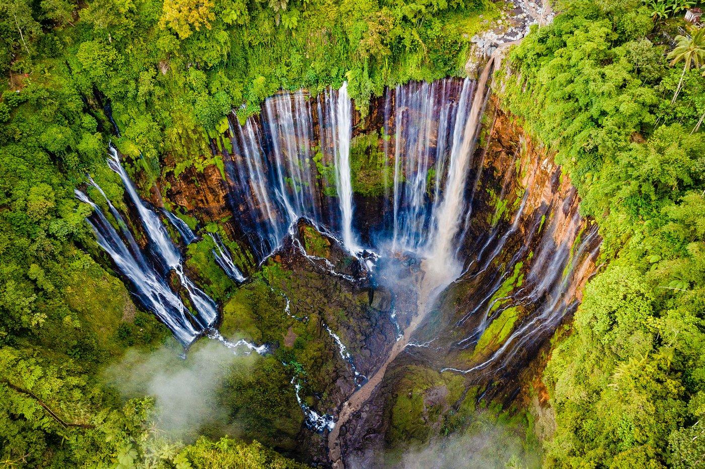 Tirai air Air Terjun Tumpak Sewu yang melingkar di tebing Pronojiwo, Lumajang