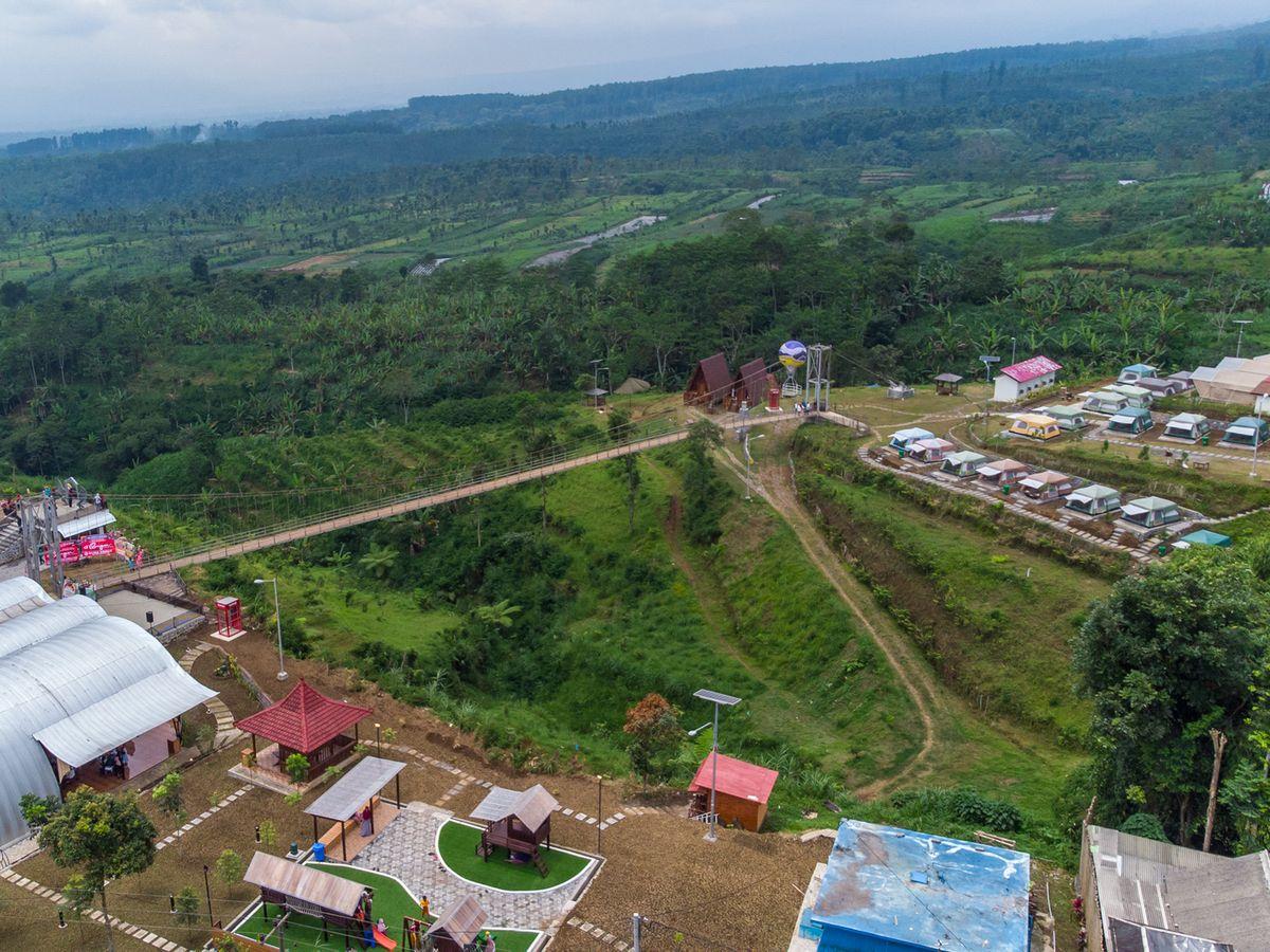 Area glamping dan perkemahan di Bumi Perkemahan Glagaharum, Senduro, dengan perbukitan hijau