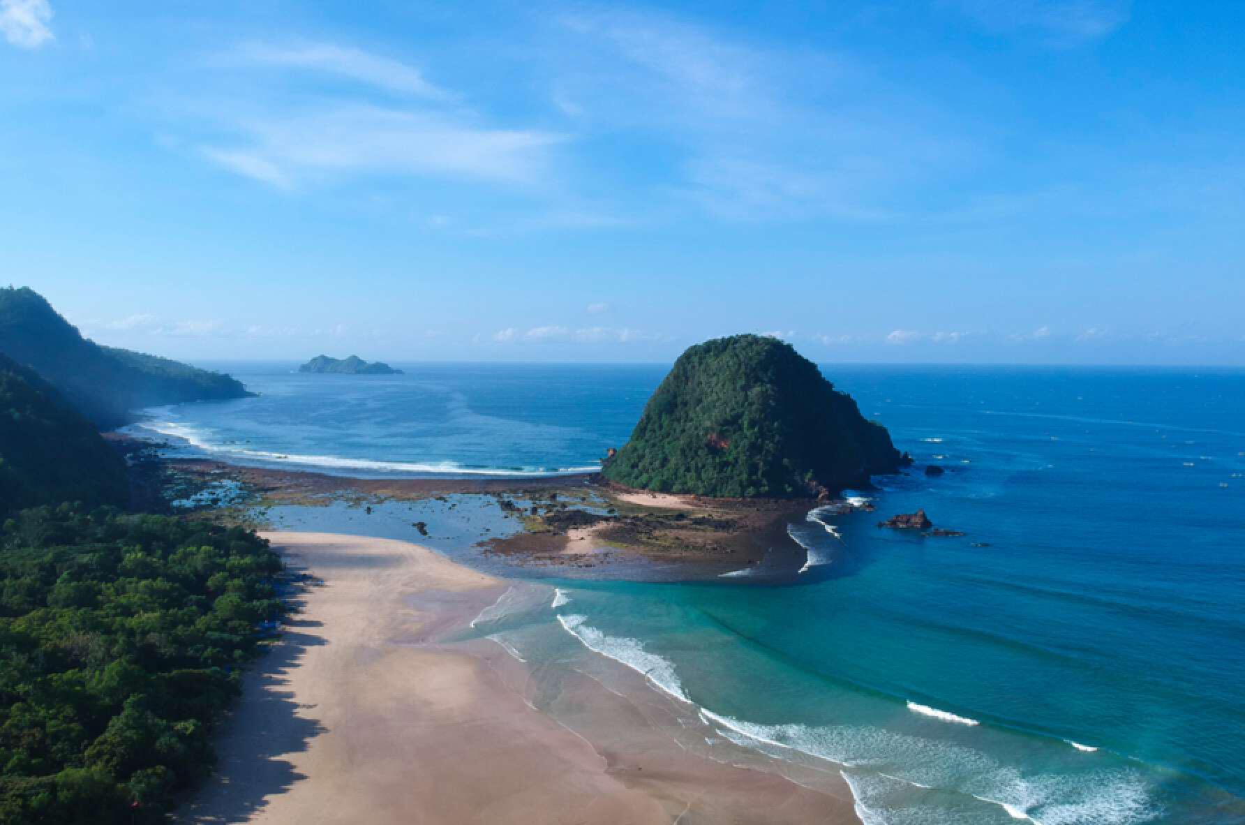 Bukit Pulau Merah di depan pantai saat sore di Pesanggaran Banyuwangi
