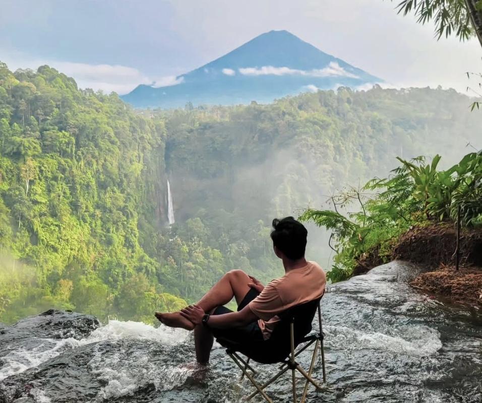 Pemandangan Gunung Semeru dan perbukitan hijau dari Puncak Sriti, Pronojiwo, Lumajang