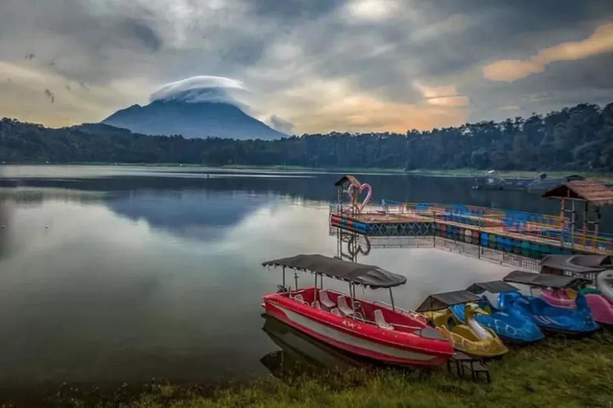 Permukaan tenang Ranu Klakah dengan Gunung Lemongan menjulang di latar belakang