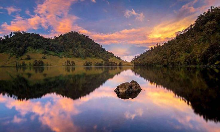 Danau Ranu Kumbolo dengan perbukitan hijau dan kabut pagi di jalur pendakian Gunung Semeru